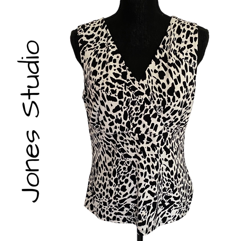 JONES STUDIO Sleeveless top, Size Medium